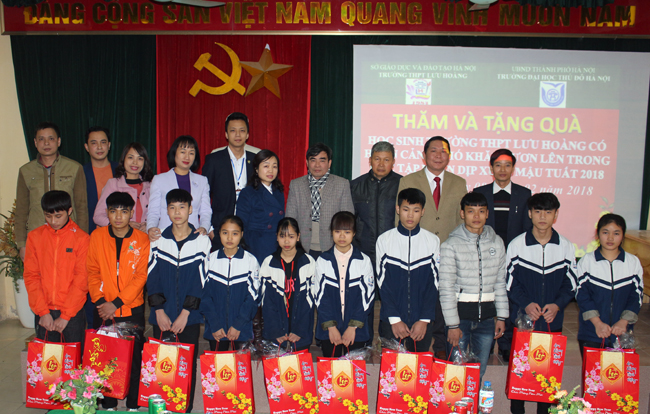 Thăm và tặng quà cho học sinh trường THPT Lưu Hoàng