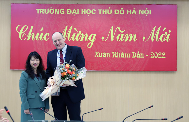 Hợp tác Văn phòng Tiếng Anh Khu vực, Đại sứ quán Hoa Kỳ tại Việt Nam