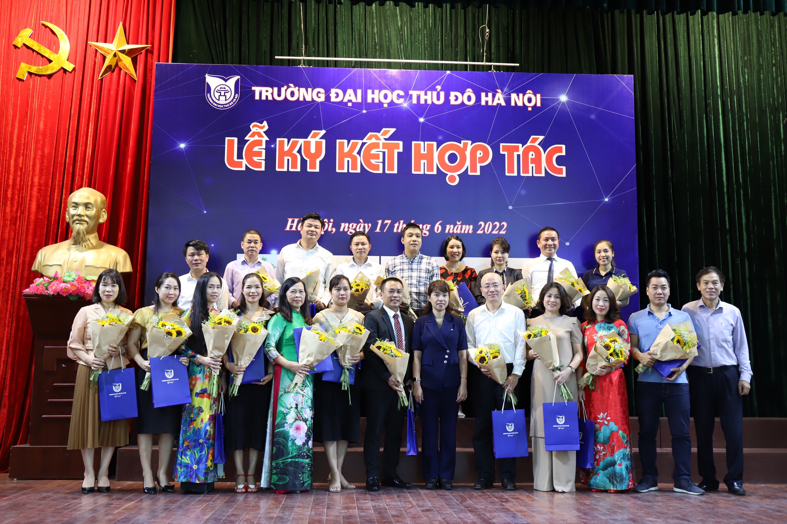 Trường Đại học Thủ đô Hà Nội ký kết với nhiều đối tác tại Ngày hội giới thiệu việc làm cho sinh viên