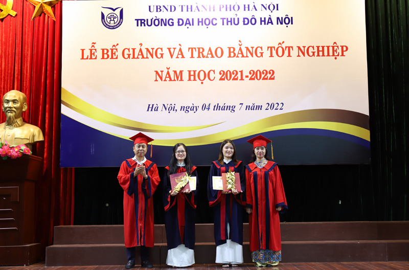 Lễ Bế giảng và trao bằng tốt nghiệp năm học 2021 – 2022