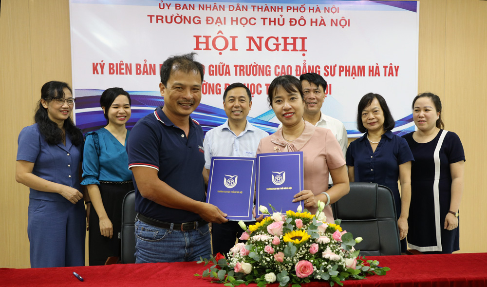 Hội nghị ký biên bản bàn giao giữa Trường Cao đẳng Sư phạm Hà Tây và Trường Đại học Thủ đô Hà Nội