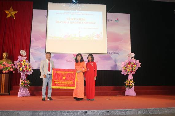 Trường TH&THCS Thăng Long vinh dự nhận Cờ thi đua của Thành phố Hà Nội