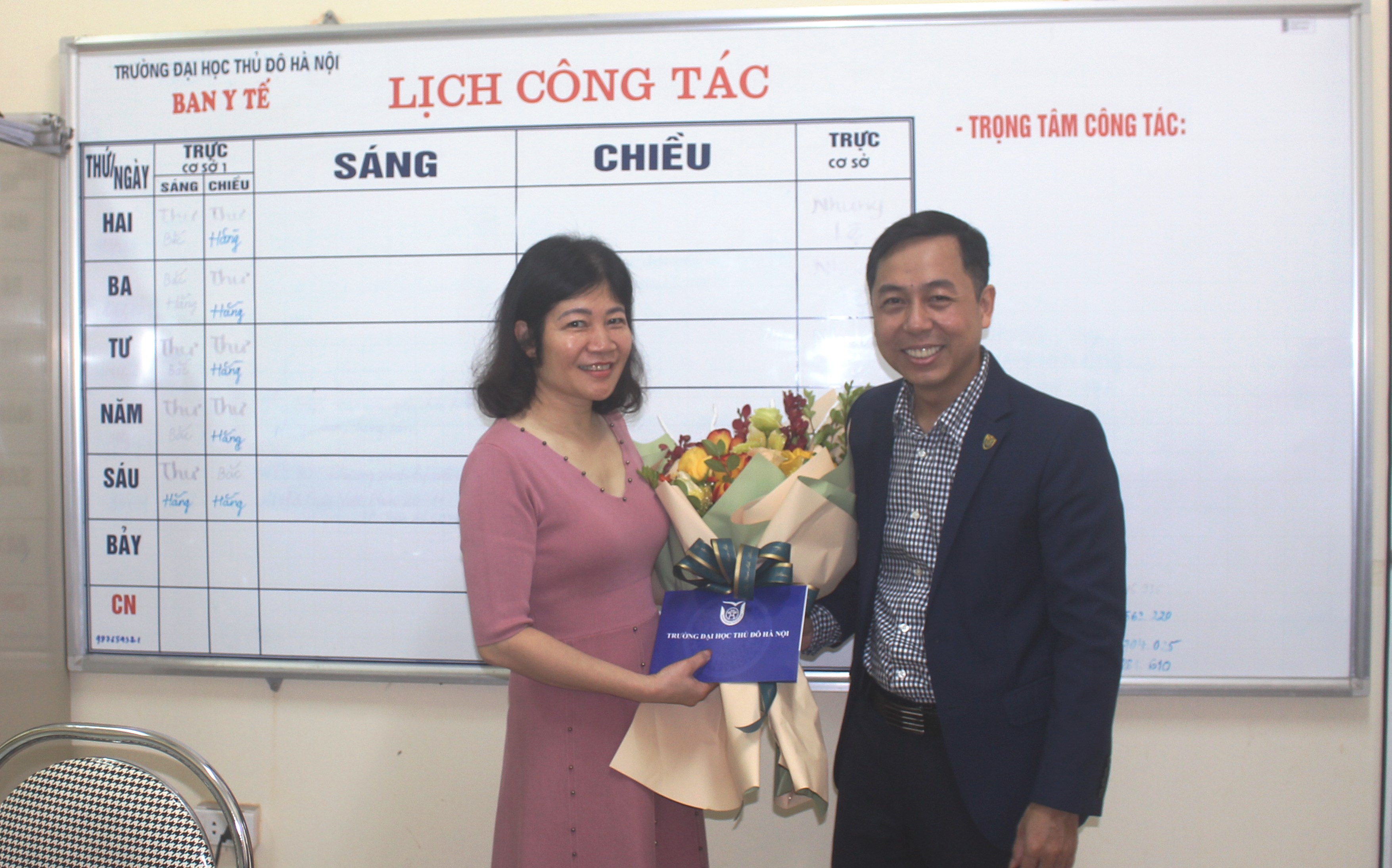 Chủ tịch Hội đồng trường ĐH Thủ đô Hà Nội chúc mừng Trạm Y tế nhân ngày Thầy thuốc Việt Nam