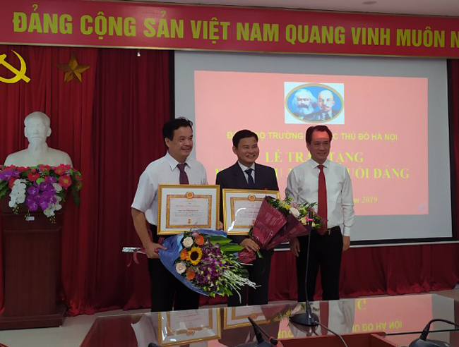 Lễ trao tặng Huy hiệu 30 năm tuổi Đảng 
