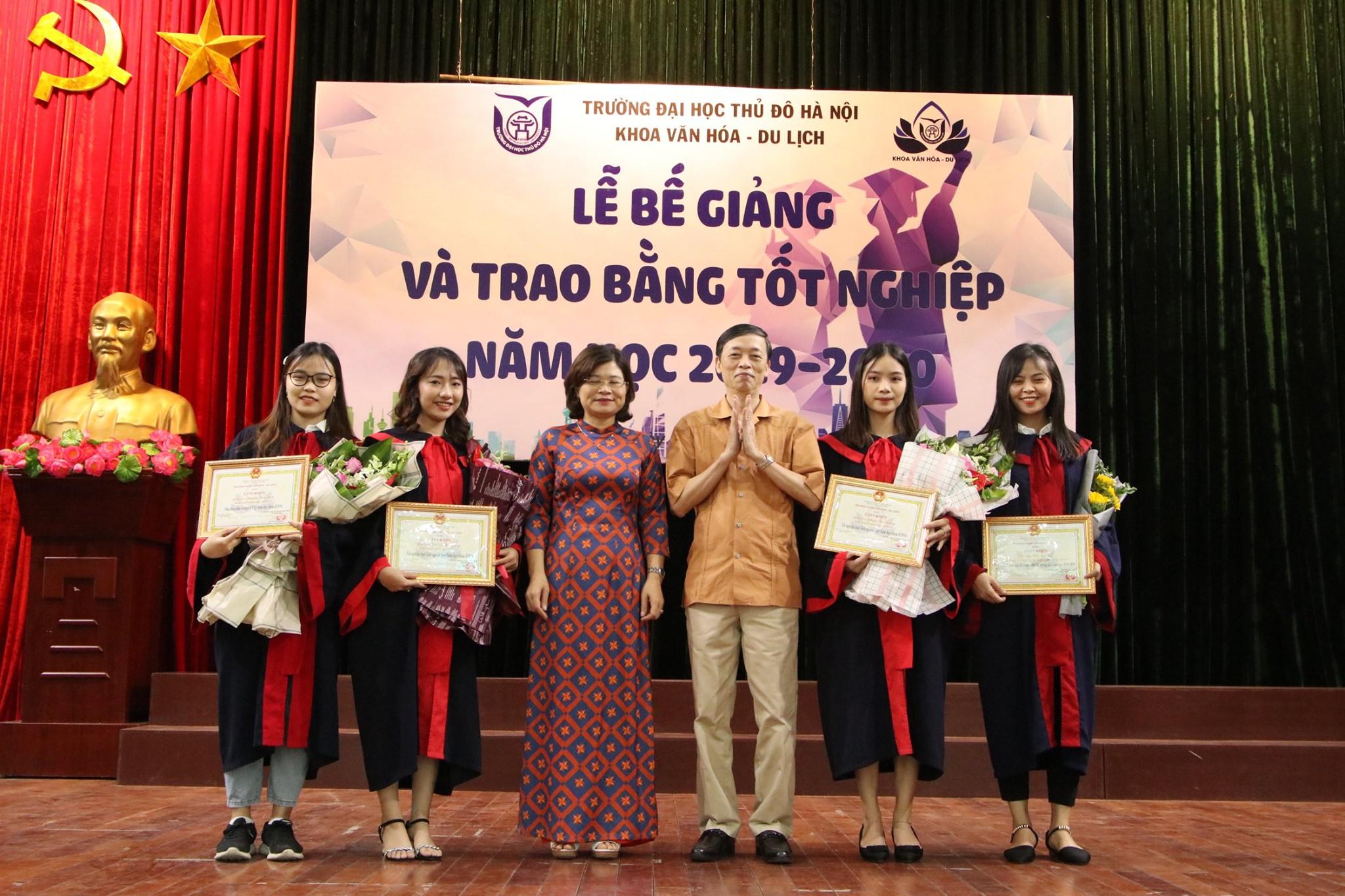 Lễ bế giảng và trao bằng tốt nghiệp của Khoa Văn hóa – Du lịch